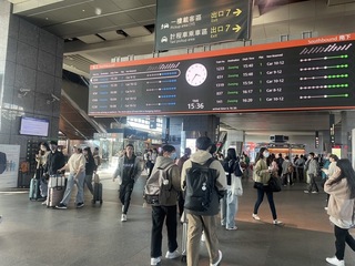 元旦連假疏運 高鐵網站顯示車站人潮燈號