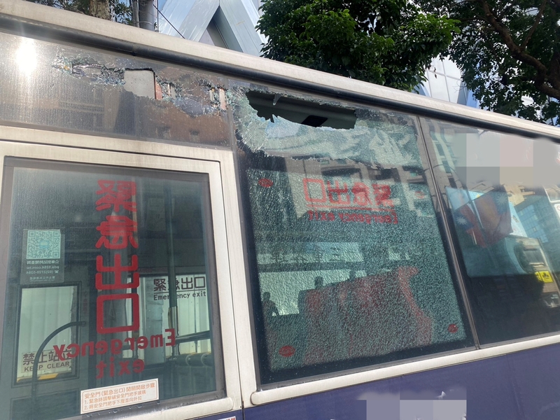 北市工安意外  工地車輛吊臂撞破公車車窗（2）