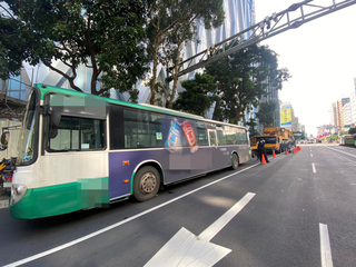 北市工安意外 工地車輛吊臂迴轉撞破公車車窗