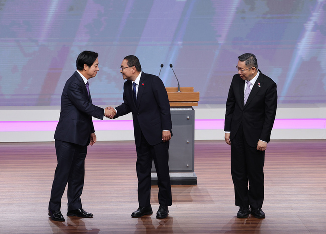 總統電視辯論會登場  賴侯柯握手先禮後兵 | 華視新聞