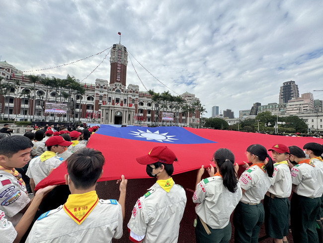 元旦升旗典禮預演 200童軍舉巨幅國旗象徵年輕活力 | 華視新聞