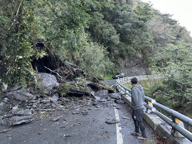 南橫利稻路段坍方雙向受阻 公路局急搶通 | 華視新聞