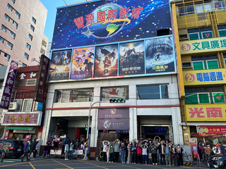 台中豐源國際影城最後一天 民眾合影看電影留念