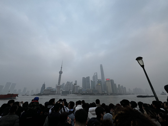 霧霾籠罩上海出現嚴重空污 部分工業活動暫停 | 華視新聞