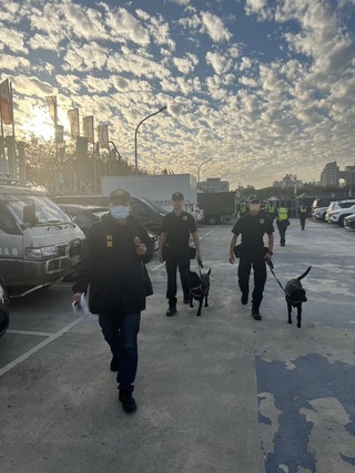 台中跨年晚會場下午起人潮漸增  警犬現身維安