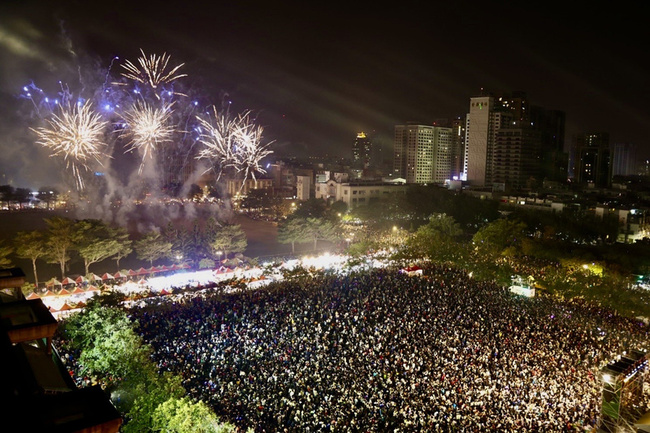 台南雙場地跨年  共吸引25萬人次觀眾 | 華視新聞