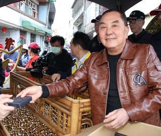 紫南宮元旦發龍年招財錢母 估10萬信眾排隊8公里