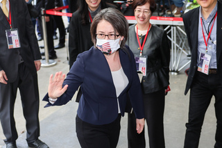 蕭美琴戰貓口罩搶眼 點頭表達對辯論有信心