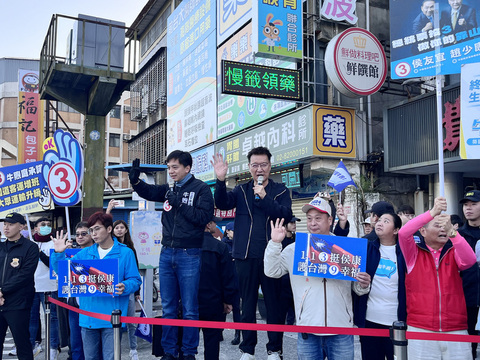 國民黨衝刺選情 趙少康、盧秀燕分別路口拜票