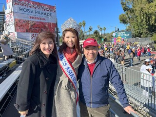 選美為台灣發聲 張芳瑜戴后冠觀賞玫瑰花車遊行