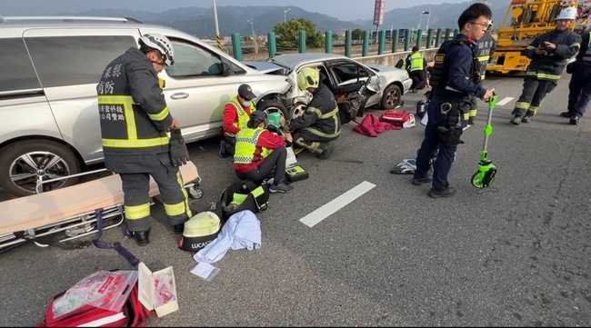 台72線苗栗銅鑼路段3車追撞 3人輕重傷 | 華視新聞