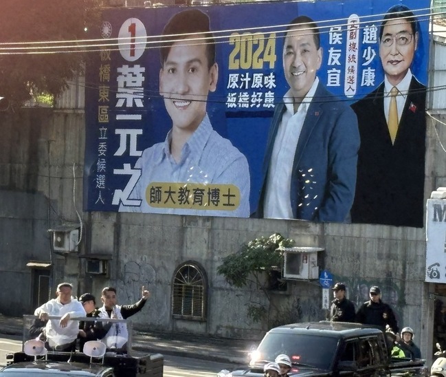 柯文哲車掃巧遇藍營小雞喊加油 同框昔藍白合看板 | 華視新聞