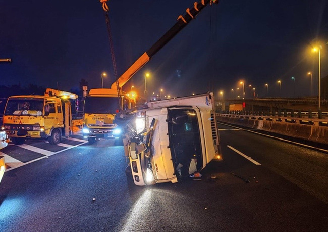 國3北向台中段清晨大貨車追撞小貨車 1人腳挫傷送醫 | 華視新聞