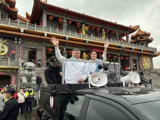 賴廣告暗喻藍白背道而馳 柯文哲：誰方向對還不知道