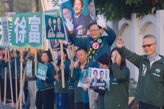 徐富癸屏南串聯美德站出來 海底舉牌、歌仔戲裝拜票