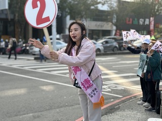 衝刺高市選情 民進黨8立委候選人站路口同步催票