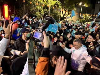 柯文哲桃園車隊掃街催票 造勢晚會砲打藍綠