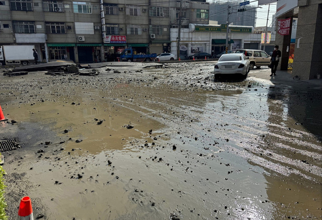 自來水公司試水出狀況 員林市路面隆起水管爆開 | 華視新聞