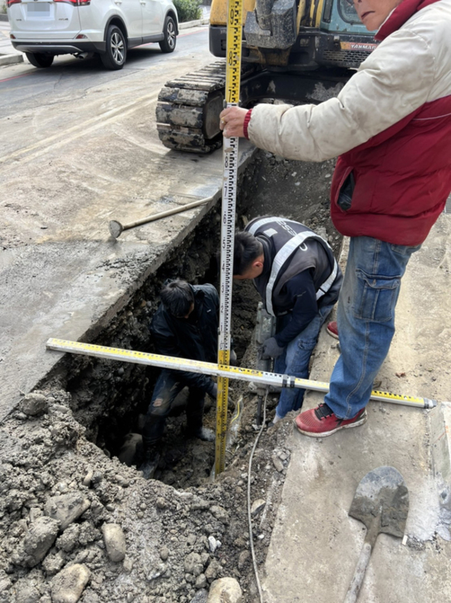 竹北文化街瓦斯管線遭挖破  竹瓦停氣搶修中 | 華視新聞