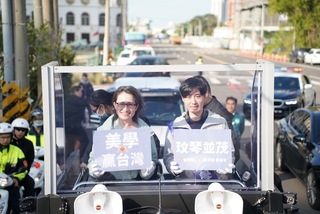 蕭美琴合體曾玟學、康世明掃街  支持者贈貓撲滿