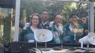 蕭美琴陪高雄立委候選人車掃  大愛心回應熱情民眾
