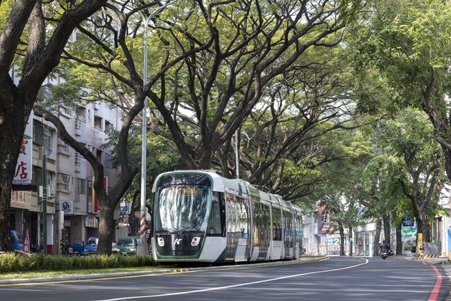 高雄輕軌試營運持續優化  軌道黃色舖面區禁臨停 | 華視新聞