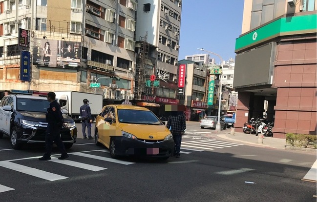 高雄計程車左轉未禮讓 行人綠燈過馬路遭撞 | 華視新聞