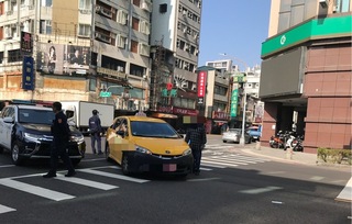 高雄計程車左轉未禮讓 行人綠燈過馬路遭撞