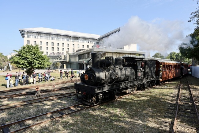 蒸汽火車隔44年復航 林鐵處尋祖孫3人要完成承諾 | 華視新聞