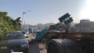 曳引車不慎撞倒基隆大華橋號誌桿 一度影響交通