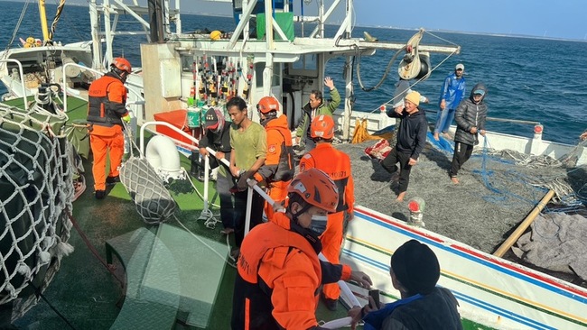 澎湖漁船龍門外海沉沒  船上5人平安獲救 | 華視新聞