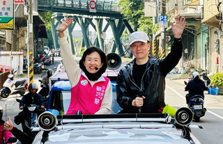 選前黃金週末  蘇巧慧鶯歌車掃、洪佳君新莊拜票