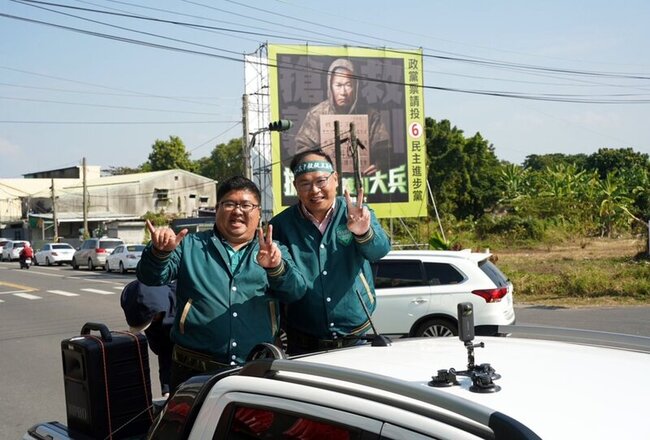 拚嘉縣立委王義川陪同蔡易餘車掃 詹琬蓁市場拜票 | 華視新聞