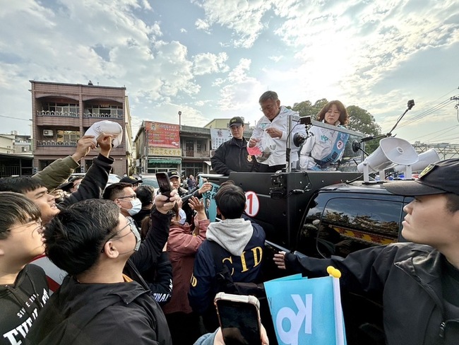 柯文哲：國民黨選到沒步  只剩操作棄保 | 華視新聞