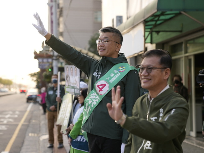 一早站路口拜票  蔡其昌：天道酬勤選民看得到 | 華視新聞