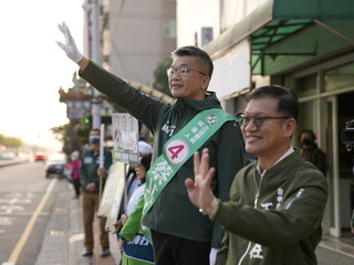 一早站路口拜票  蔡其昌：天道酬勤選民看得到