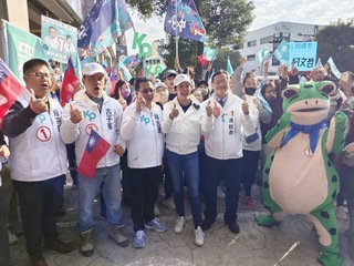 吳欣盈苗栗車掃搶客家票  與支持者跳應援舞