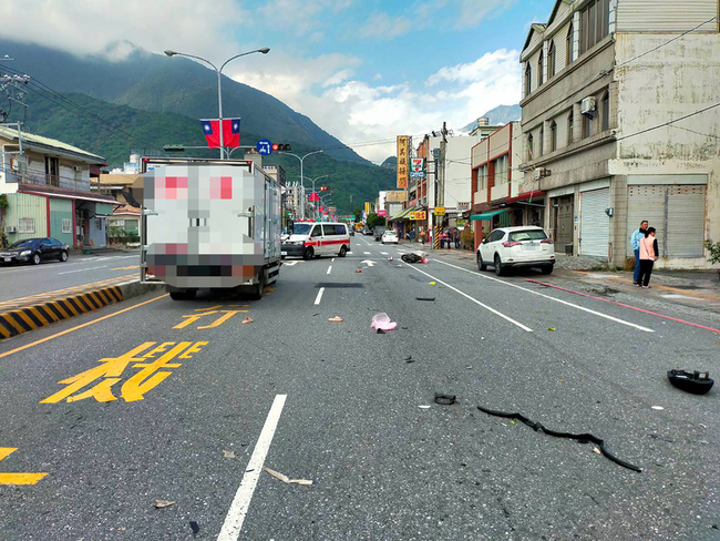 花蓮女騎士橫越2車道左轉遭貨車撞倒拖行 送醫不治 | 華視新聞