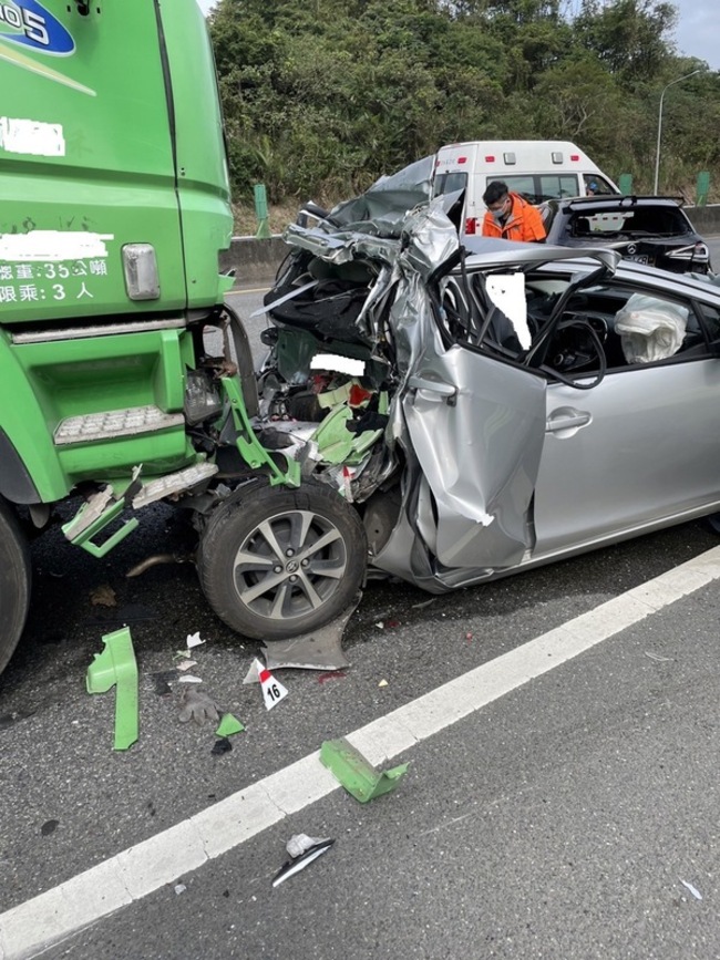 國道3號半聯結車追撞4車 脫困男乘客傷重不治 | 華視新聞