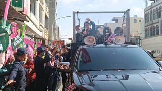 蕭美琴台南車掃衝刺 支持者高呼「美琴，我愛你」