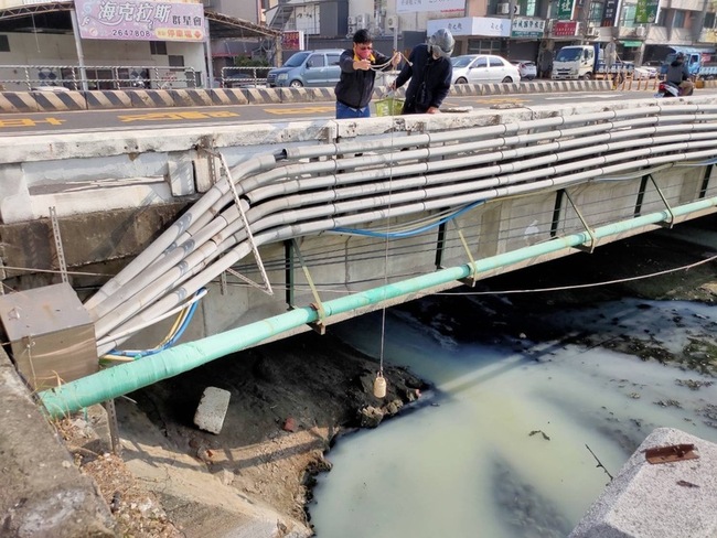 台南運河橋下現乳白色廢污水  市府採檢溯源追查 | 華視新聞