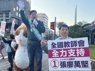 獲全教總支持路口拜票  張廖萬堅盼續留國會服務