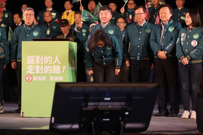 民進黨凱道護國之夜  蔡總統鞠躬感謝台灣人民