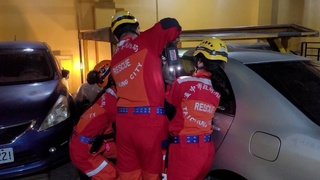 台中女子頸部遭機械車位夾住 救出送醫不治