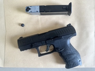 高雄桌遊店遭闖入鳴槍  警逮1男起獲鎮暴槍毒品