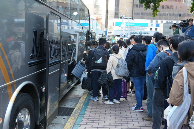 青年返鄉列車開出52路線 協助1200人回家投票 | 華視新聞