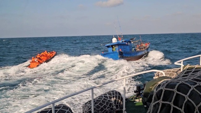 中國漁船越界作業  澎湖海巡登檢查扣人船 | 華視新聞