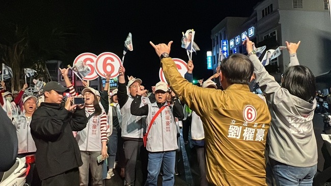 選前之夜 台東3選將號召支持者掃街催票 | 華視新聞