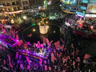 嘉市選前之夜藍綠決戰中央噴水池  營造勝選氣勢