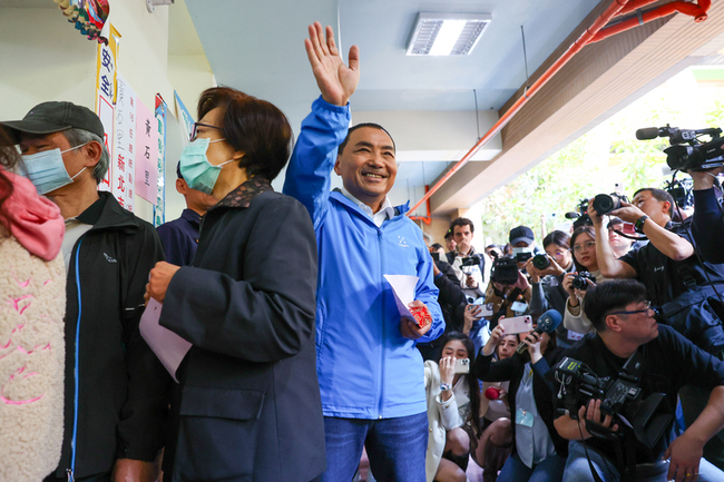 赴新北板橋投票 侯友宜籲選後團結面對台灣未來 | 華視新聞